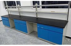 化驗(yàn)室操作臺(tái)執(zhí)行標(biāo)準(zhǔn)，確保實(shí)驗(yàn)安全與效率的關(guān)鍵(從設(shè)計(jì)到使用，全面解析化驗(yàn)室操作臺(tái)的規(guī)范要求  )